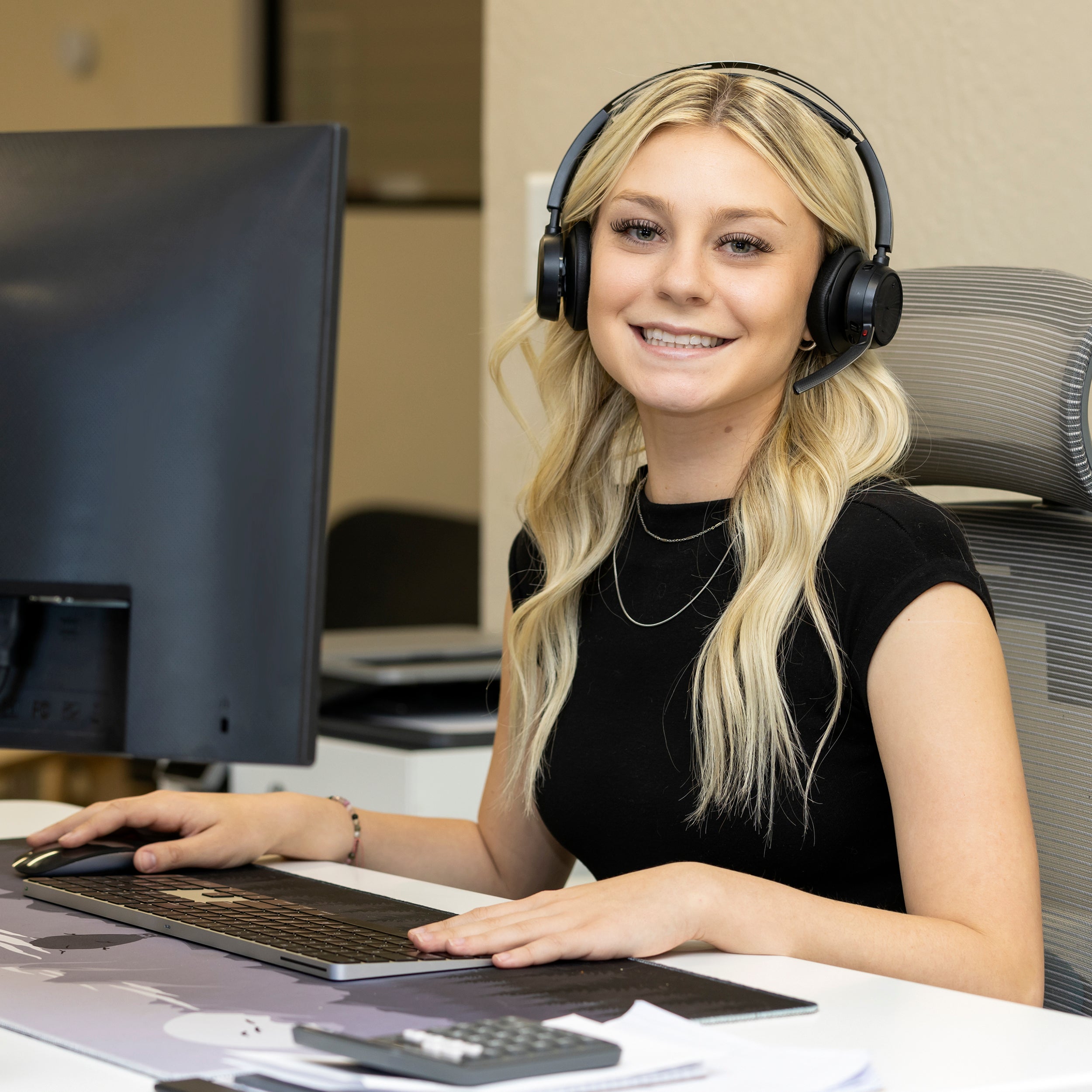 CUSTOMERSERVICE_-_01_SQUARE_675a6d32-3422-4917-85db-662eb56cd89b.jpg