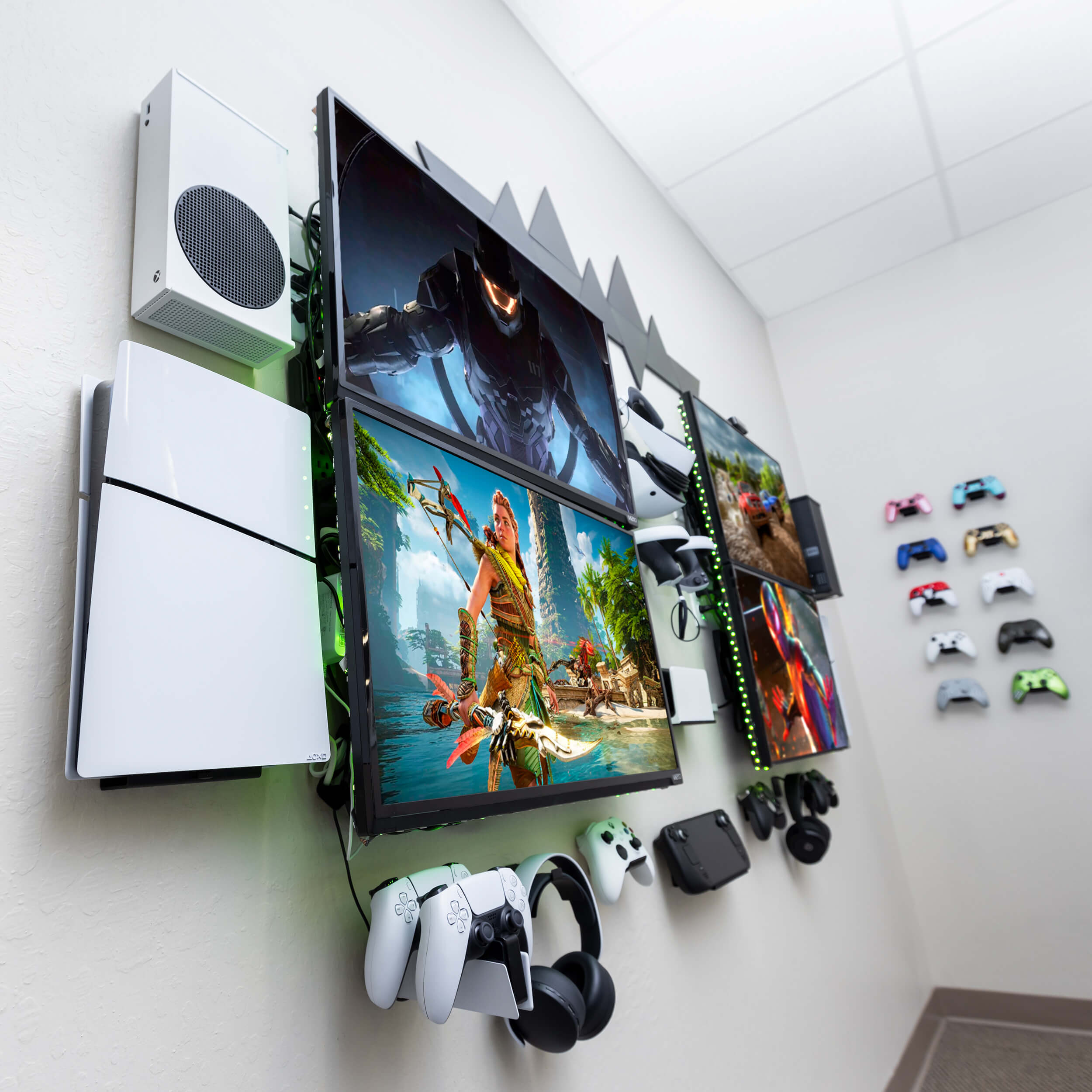 PS5S_LIFESTYLE_GAMER_WALL_-_SQUARE_-_03.jpg